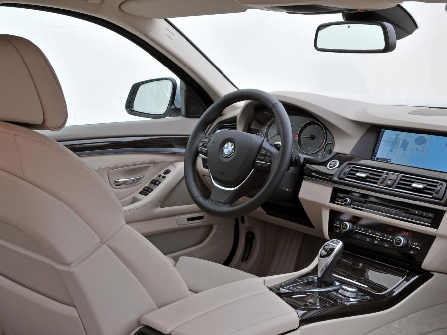  BMW 530d Sedan 2010 года  (фото 7 из 16)
